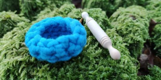 Miniatur Häkelkorb mit Nudelholz blau Miniatur Haekelkorb Blau mit Nudelholz