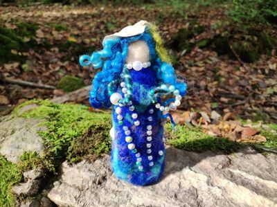 Gefilzte Perlentaucherin Sophia Gefilzte blaue Perlentaucherin mit Perlen und Muschel auf dem Kopf