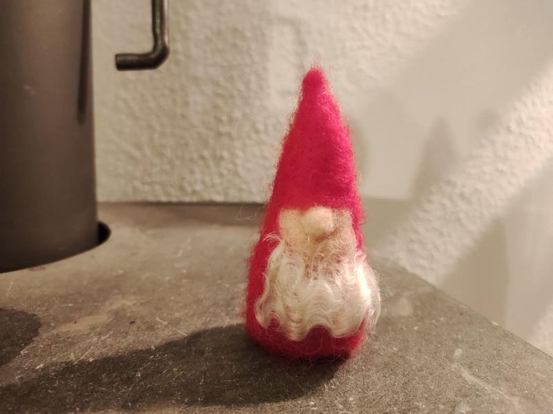 Gefilzter Weihnachtswichtel Hänschen Roter Filzwichtel mit weißem Bart