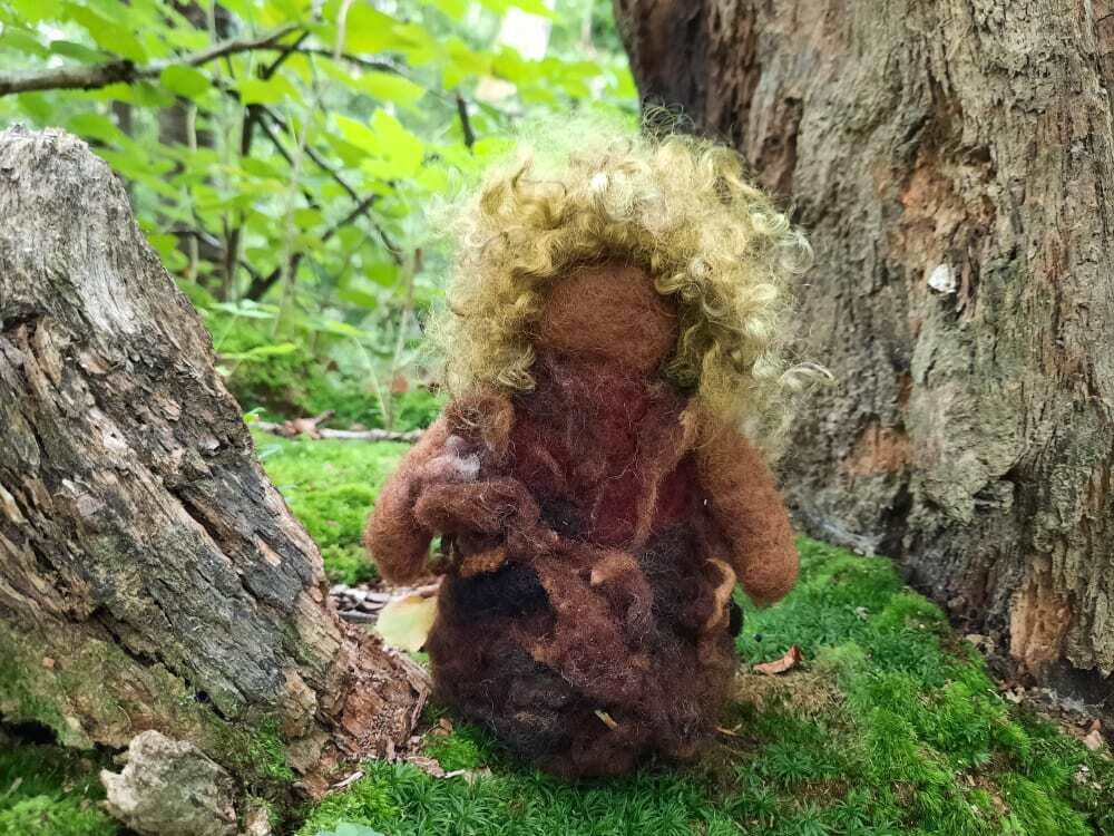 Gefilzte Sammlerfigur Ron – Erdwesen Gefilzter Naturgeist auf bemoostem Baumstamm