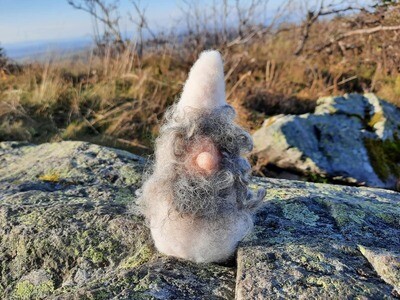 Gefilzter Wichtel Pitt Gefilzter weißer Wichtel auf Felsen auf dem Feldberg mit Blick in Taunus