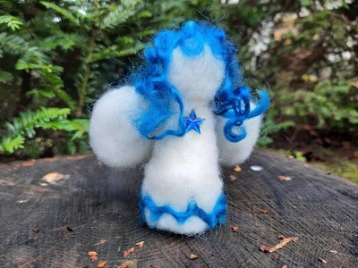 Gefilzter Engel Amia Gefilzter blau weißer Engel im Garten