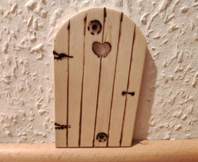 Miniatur Wichteltür mit Herz aus Holz Miniatur Wichteltuer aus Holz mit Herz und eingebrannter Verzierung