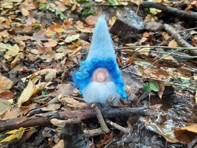 Gefilzter Eichenwichtel Jens Gefilzter blauer Wichtel mit weißem Bart im Wald
