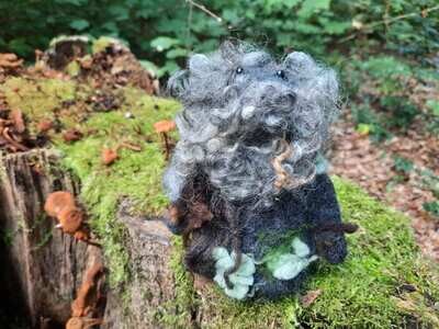 Gefilzte Sammlerfigur Xaver – Moorwesen Gefilzter Naturgeist auf bemoostem Baumstamm