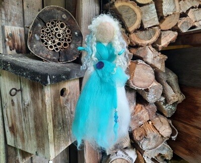 Gefilzte Fee Vivien Gefilzte Fee Türkis mit weißen locken zum Aufhängen vor Holzscheiten und Vogelhaus