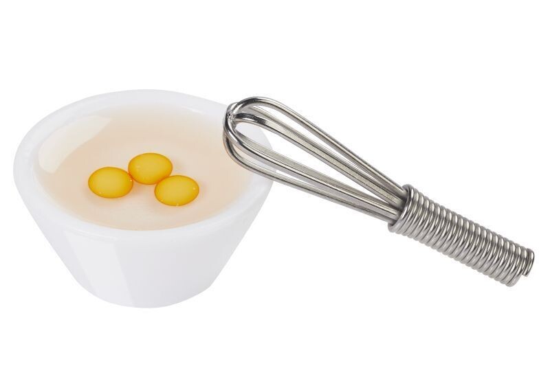 Miniatur Rührschüssel mit Eiern mit Schneebesen