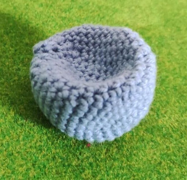 Blaues Häkelkissen für die Wichteltür Gehäkeltes Miniatur Sitzkissen Blau