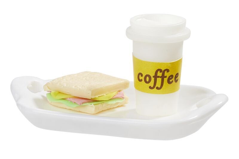 Miniatur Toast Snack mit Coffee to go und einem Tablett - Teller