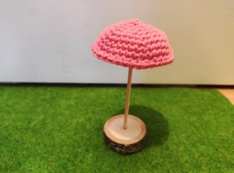 Rosa Sonnenschirm für die Wichteltür Gehäkelter Miniatur Sonnenschirm Rosa