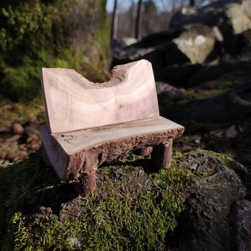 Handgefertigte Holzbank als Unikat für die Wichtelwelt Miniatur Holzbank auf einem Felsen im Wald