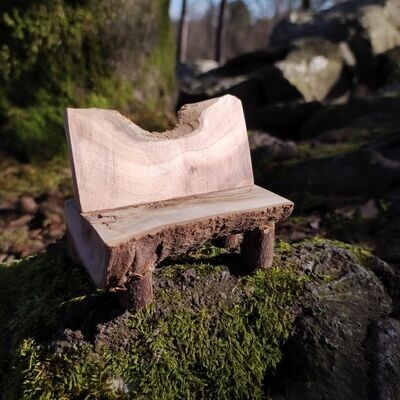 Handgefertigte Holzbank als Unikat für die Wichtelwelt Miniatur Holzbank auf einem Felsen im Wald