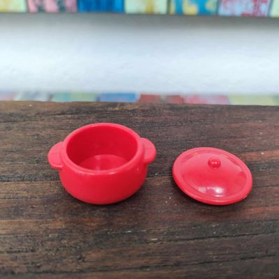 Miniatur Kochtopf Rot Miniatur Kochtopf Rot mit Deckel. Geöffnet