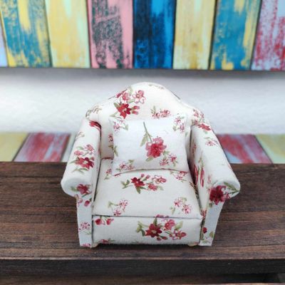 Hübscher Miniatur-Sessel aus Holz, bezogen mit Stoff mit Blumenmuster und Kissen