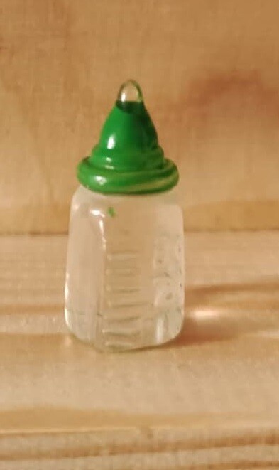 Miniatur-Babyflasche, 2,2 cm, grün, für Wichtelhäuser, Feentüren oder Miniaturwelten.