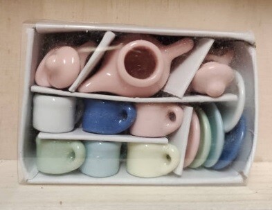 Miniatur Teeservice, Geschirr. 15 -teilig Miniatur Teeservice, Geschirr. Mehrfarbig Rosa, Grün, Blau, Weiß, Hellblau, Gelb. 6 Teller, 6 Tassen, 1 Teekanne mit Deckel
