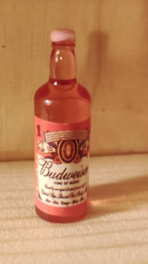 Miniatur-Bierflasche, 3,5 cm, für Wichteltüren, Miniaturhäuser oder Feenwelten, rot.