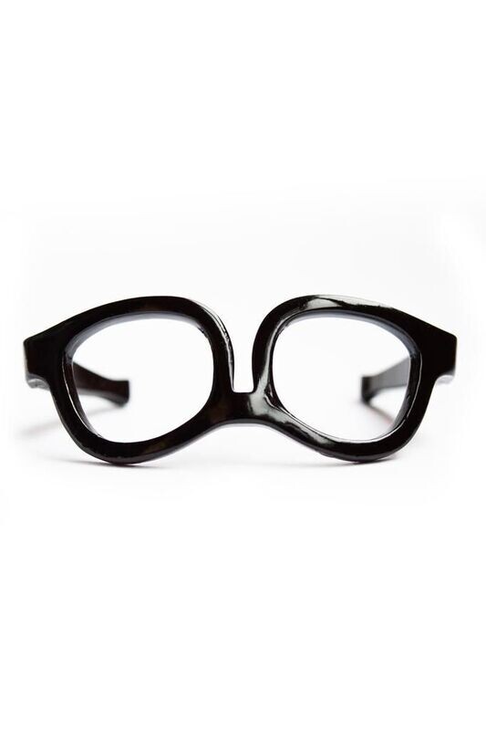 Schwarze Miniatur-Brille für 23 cm Philomena Kloss Sammlerbären, handgefertigt, Unikat, auf neutralem Hintergrund.