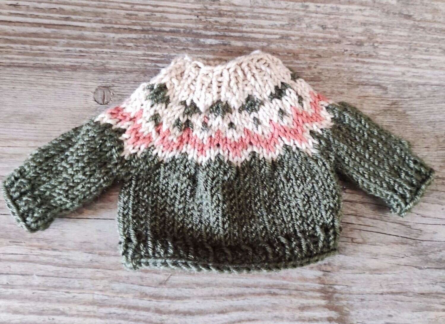 Kleiner Jacquard Strickpullover fuer 23 cm Philomena Kloss Baeren gruen Grüner handgestrickter Jacquard-Pullover für Miniaturbären ca. 23 cm aus 100 % Wolle.
