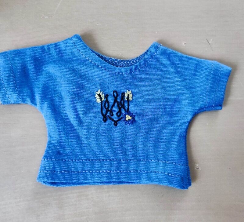 Blaues Mini-T-Shirt mit handgesticktem Ukraine-Wappen, aus Baumwolle, für Miniaturtiere ca. 23 cm.