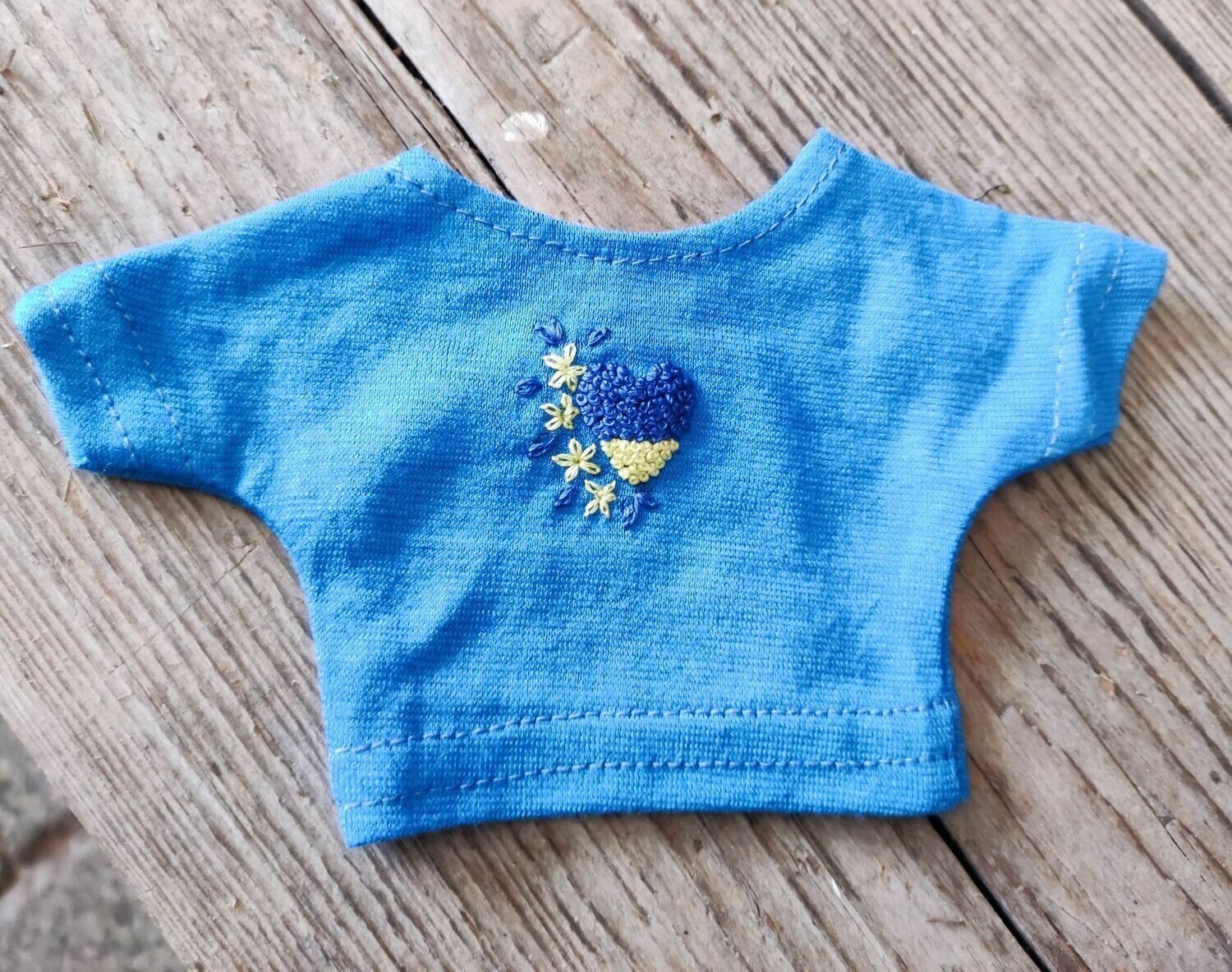 T-Shirt mit Stickerei. Herz Ukraine Philomena Kloss Blau Gelb Blaues Mini-T-Shirt mit handgesticktem Ukraine-Herz in Blau-Gelb für Miniaturtiere ca. 23 cm.
