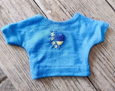 T-Shirt mit Stickerei. Herz Ukraine Philomena Kloss Blau Gelb Blaues Mini-T-Shirt mit handgesticktem Ukraine-Herz in Blau-Gelb für Miniaturtiere ca. 23 cm.