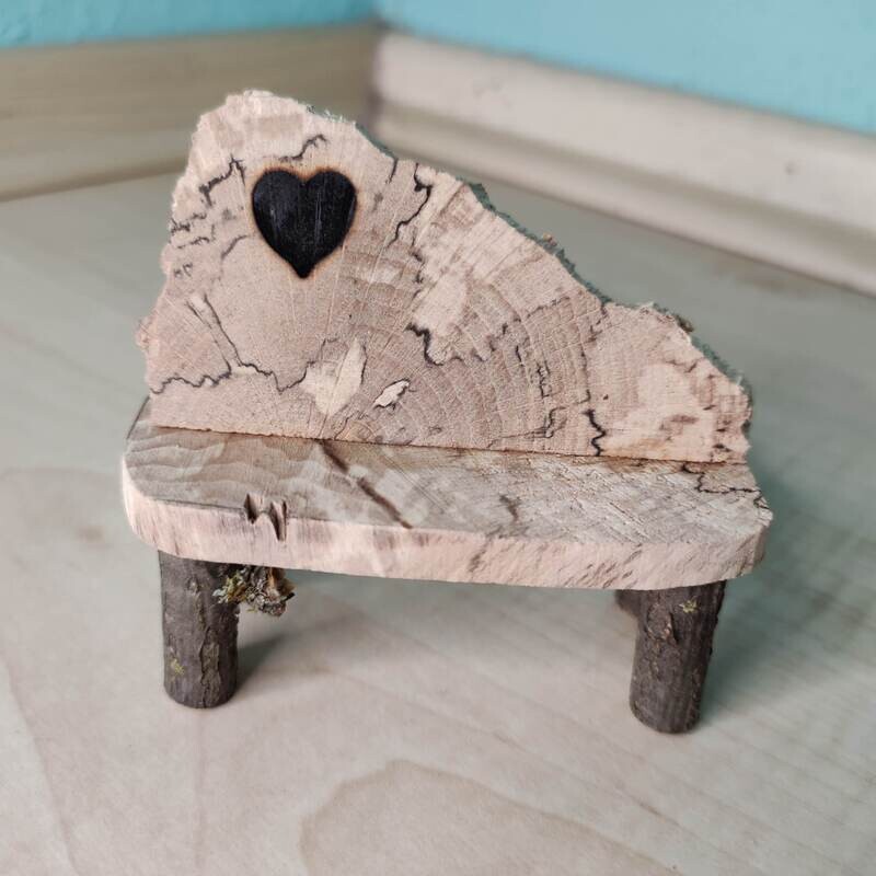Miniatur Bank aus Holz mit Herz für die Wichteltür Miniatur-Bank aus Holz mit Herz, handgefertigt, dekorativ für Miniaturwelten, Wichtel- und Feentüren.