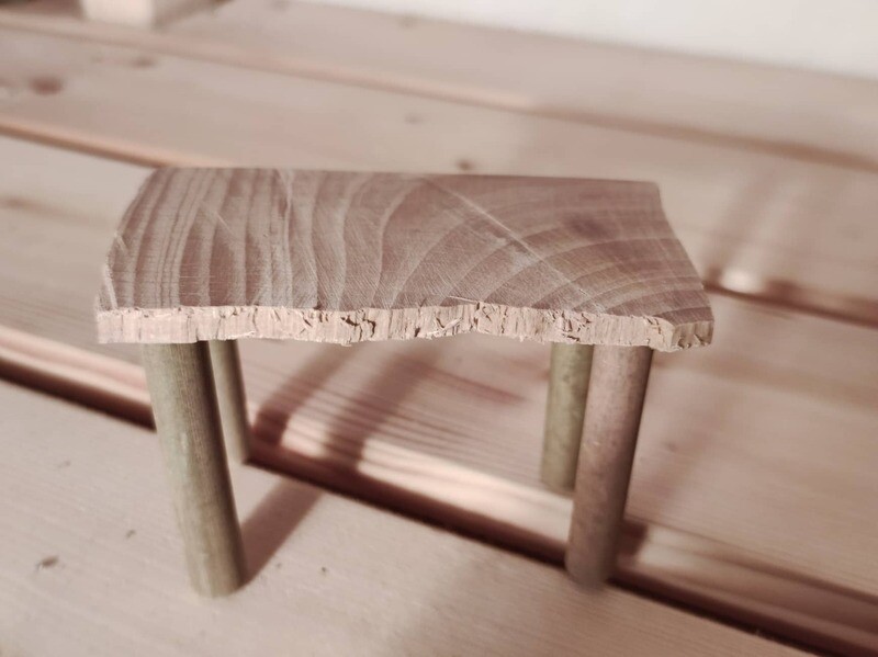 Miniatur Tisch aus Buchenholz mit Schilfrohrfüßen für die Wichteltür Miniatur-Tisch aus Holz mit Schilfrohrfüßen, handgefertigt, dekorativ für Wichtel- und Feentüren, Miniaturwelten.