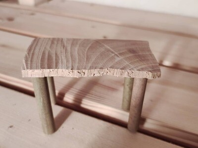Miniatur Tisch aus Buchenholz mit Schilfrohrfüßen für die Wichteltür Miniatur-Tisch aus Holz mit Schilfrohrfüßen, handgefertigt, dekorativ für Wichtel- und Feentüren, Miniaturwelten.