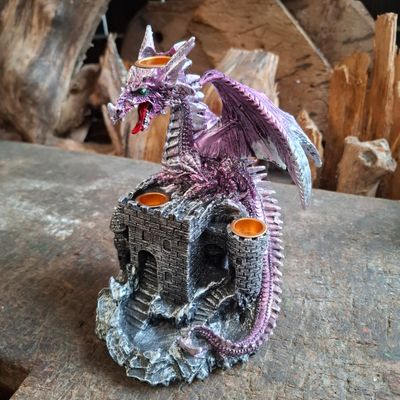 Lila Drache auf Burg Backflow Räucherkegelhalter Lila Drache auf Burg Backflow Räucherkegelhalter