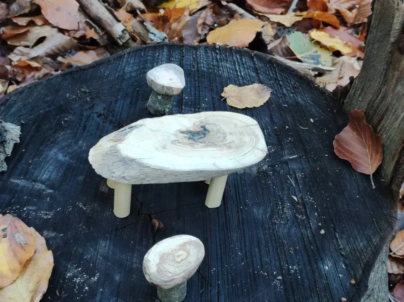 Miniatur Tisch aus Holz mit 2 Hockern für die Wichteltür Miniatur Tisch aus Holz mit 2 Hockern für die Wichteltür
