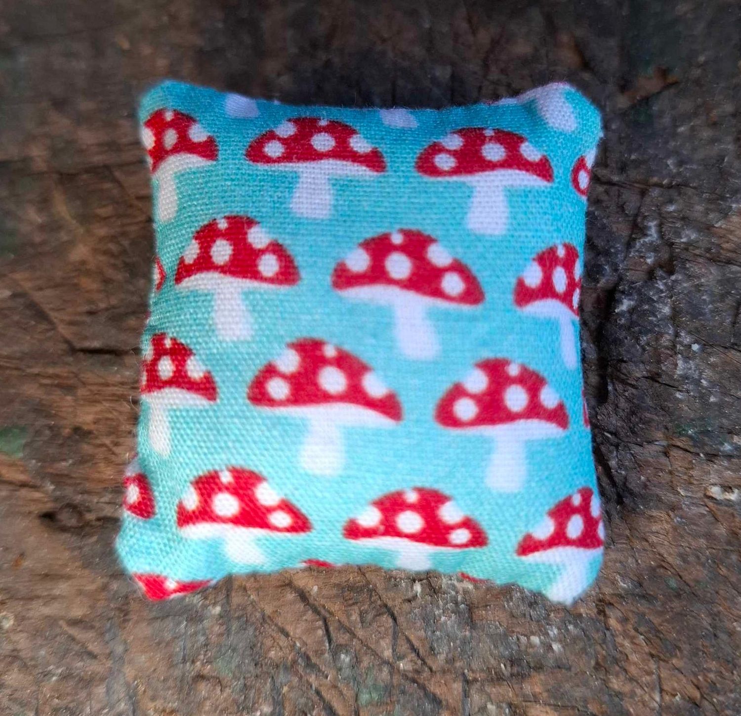 Wichtelkissen mit Fliegenpilzen Handgenähtes Wichtelkissen mit Fliegenpilz-Muster für Miniaturwelten