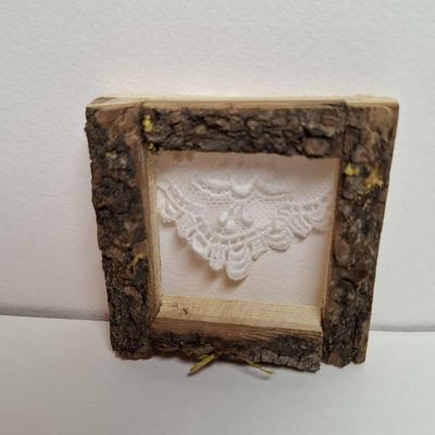 Miniatur Fenster mit Vorhang