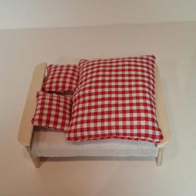 Miniatur Bett natur. Wichteltür Zubehör. Dekoartikel