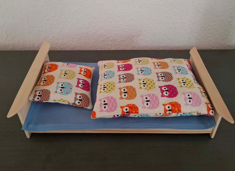 Bett mit Bettwäsche