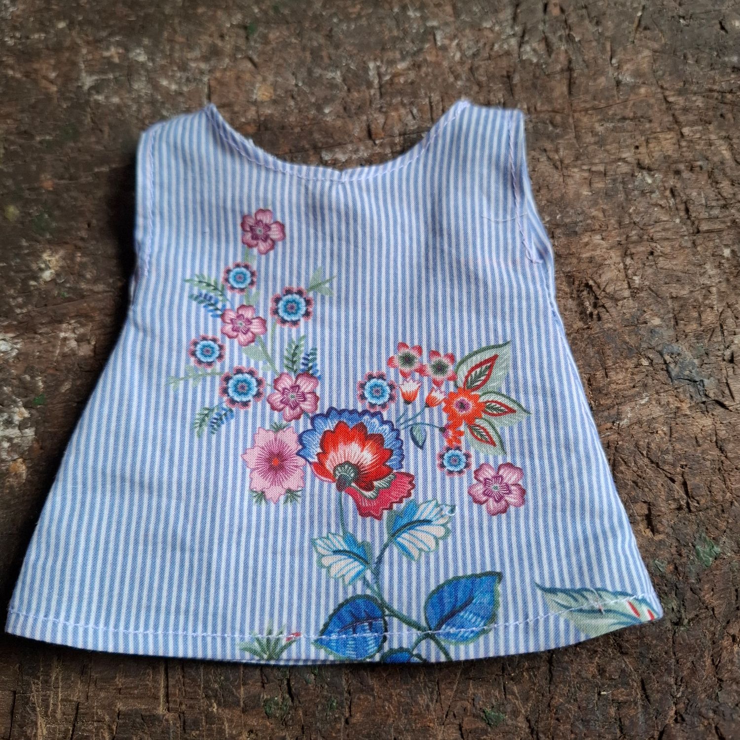 Blau weiss gestreiftes Kleid mit Blumen fuer 23 cm Philomena Kloss Baeren Blau weiss gestreiftes Kleid mit Blumen fuer 23 cm Philomena Kloss Baeren