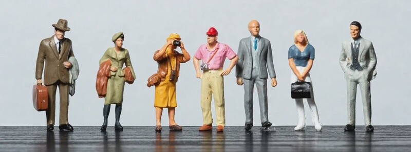 O STANDING TOURISTS (10)