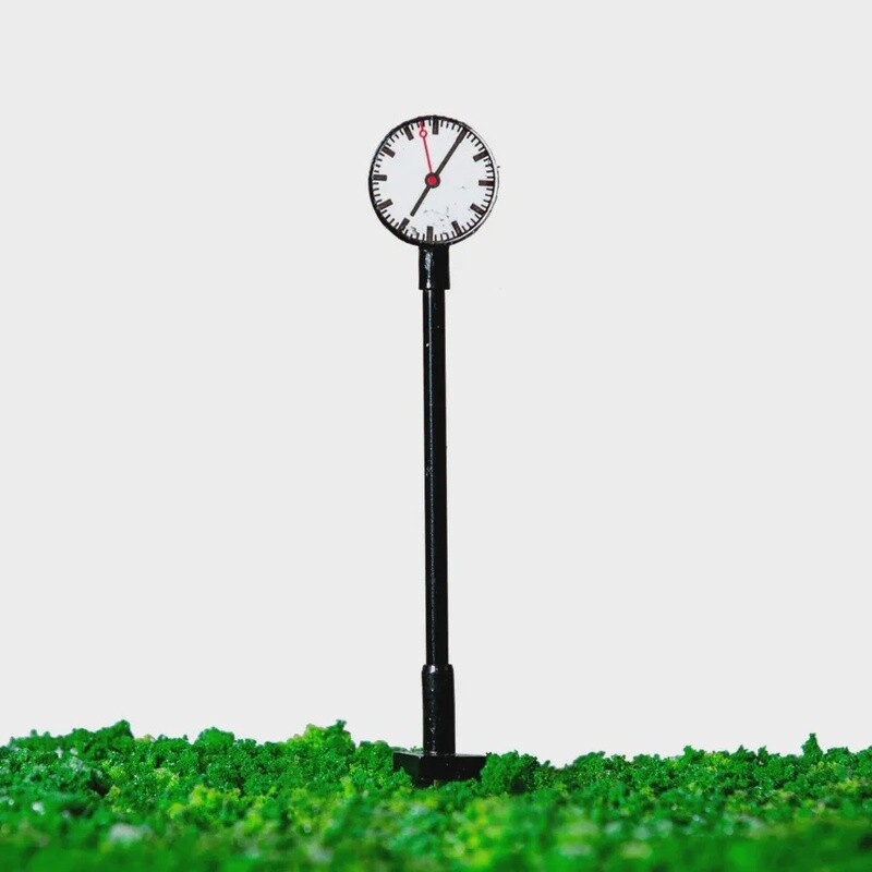 N PLATFORM CLOCK LIGHTED