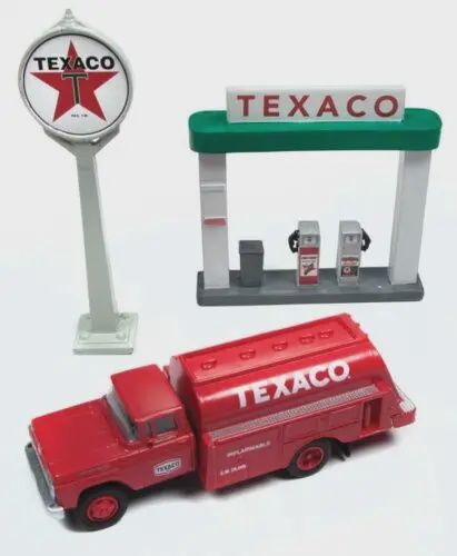 Classic Metal Works #40003 - &#39;60 Ford Tank Truck &amp; Gas Pumps - Gulf Oil