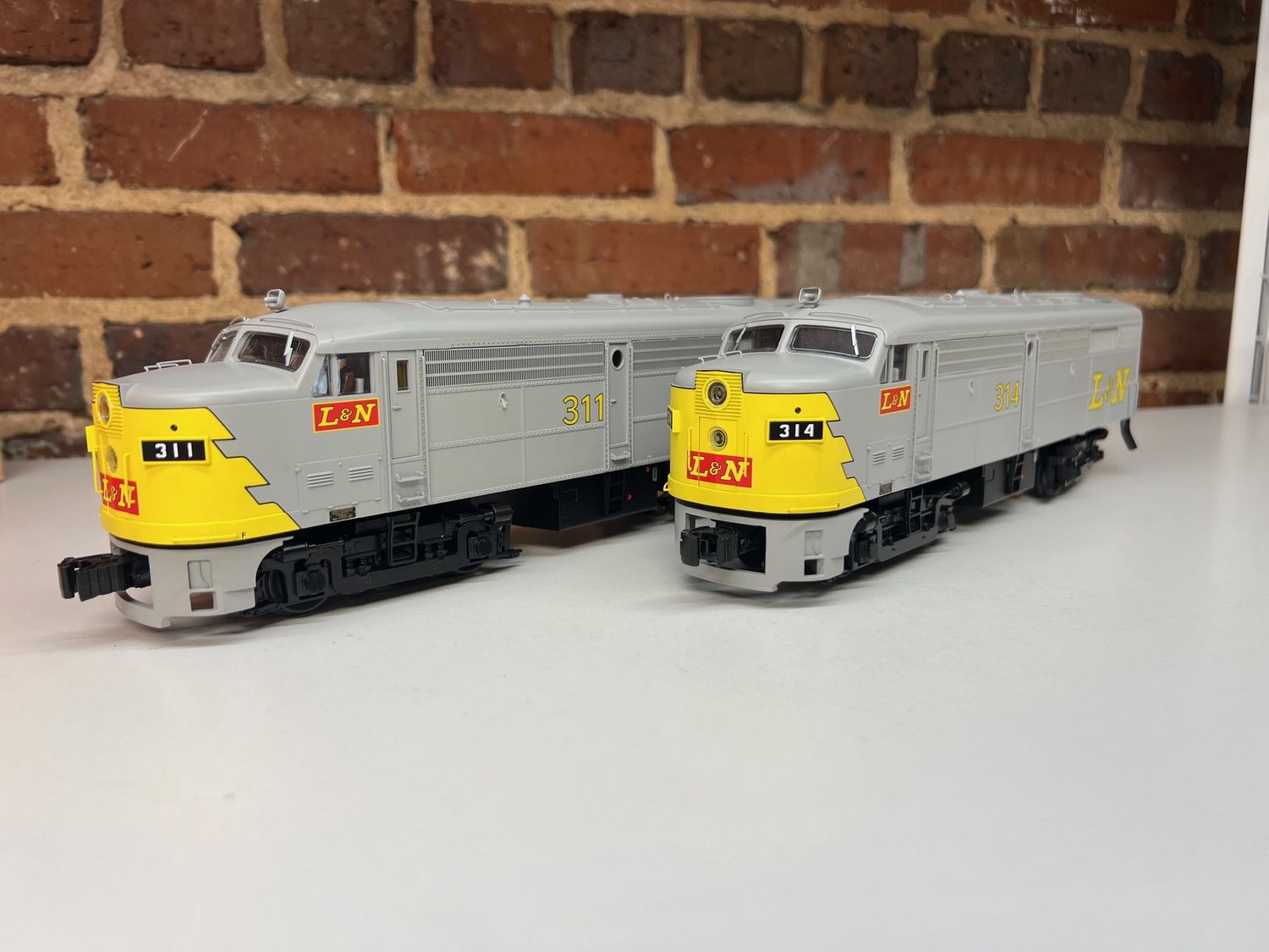 Pre-Owned, Like New - Lionel 2333110 - Louisville &amp; Nashville LEGACY  FA-2 AA
