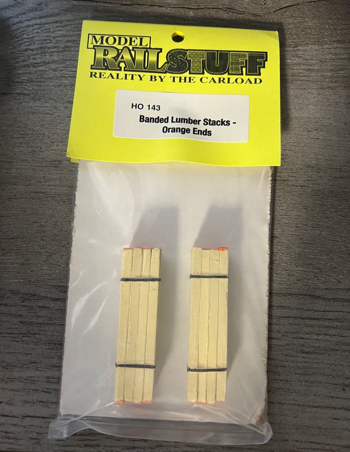 Model Railstuff 143 - HO Banded Lumber Stack - Orange Ends (Pack of 2)