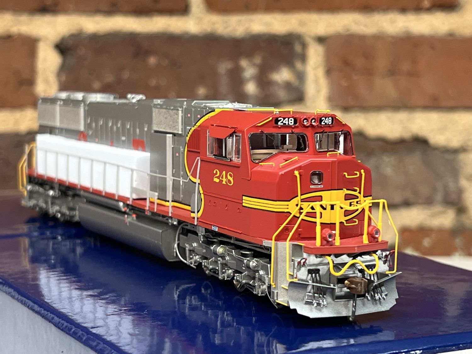 PRE- OWNED Athearn Genesis HO Santa Fe SD75M Diesel Locomotive #248 NOS DCC Tsunami Sound
