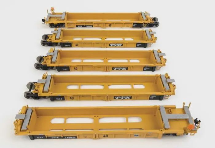 Walthers 910-55665 - Thrall 5-Unit Rebuilt 40&#39; Well Car - Ready to Run -- TTX DTTX #740633 - black &amp; white TTX logo