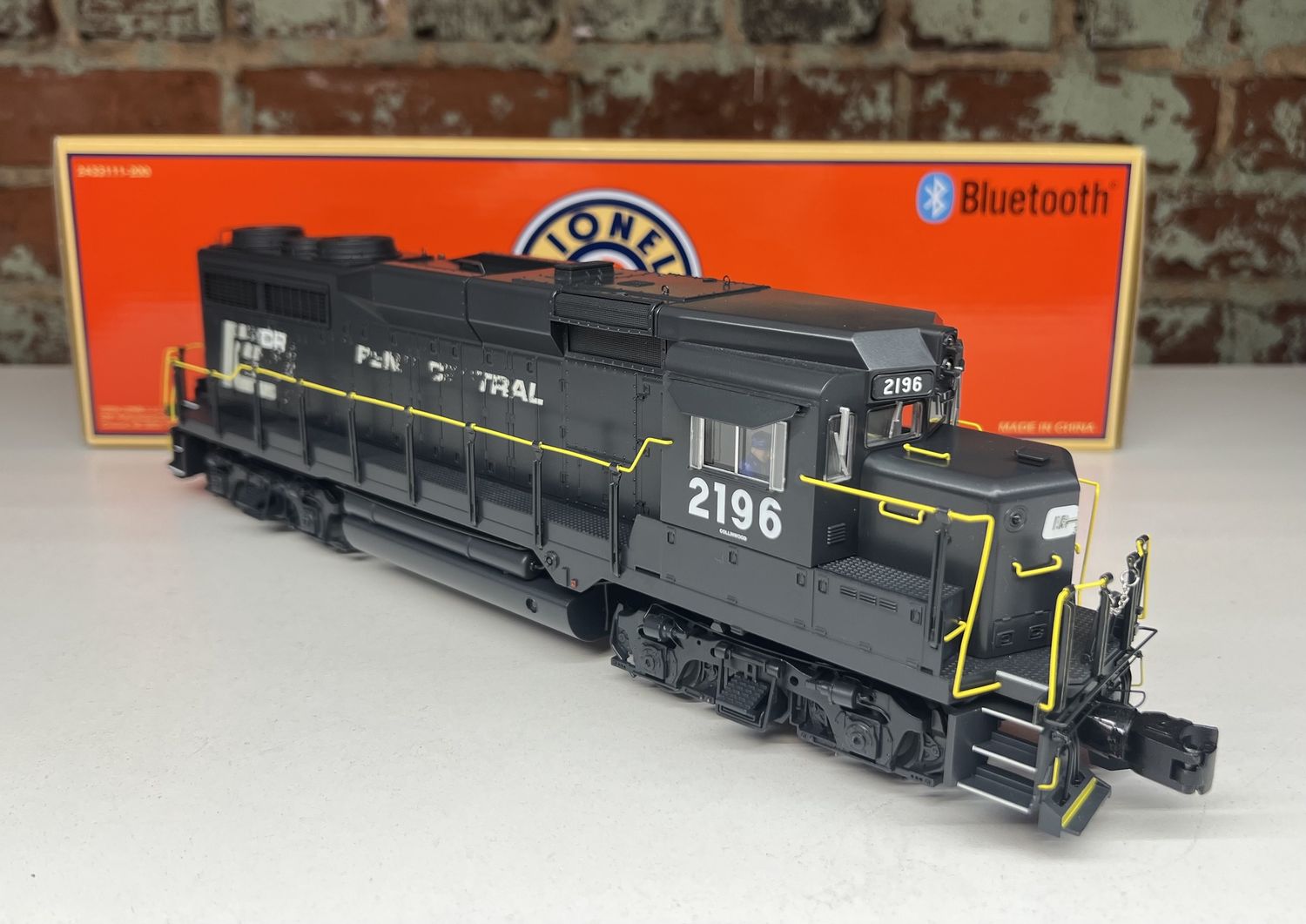 Pre-owned Lionel 2433122 Conrail LEGACY GP30 #2196