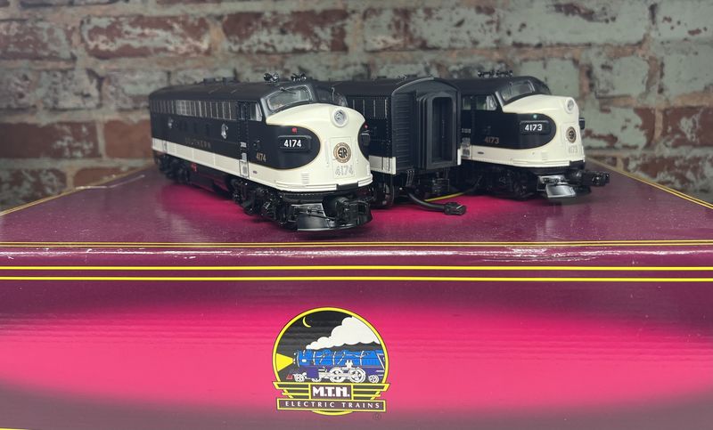 PRE-OWNED MTH 20-20044-1 SOUTHERN F-3 ABA DIESEL SET W/PS2