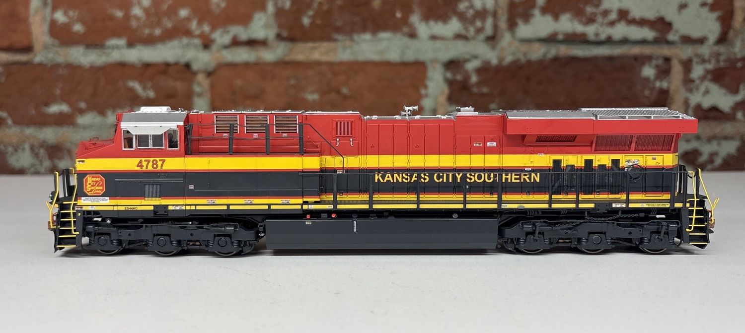 PRE-OWNED SCALE TRAINS GE ES44AC KANSAS CITY SOUTHERN #4787 DCC&amp; SOUND