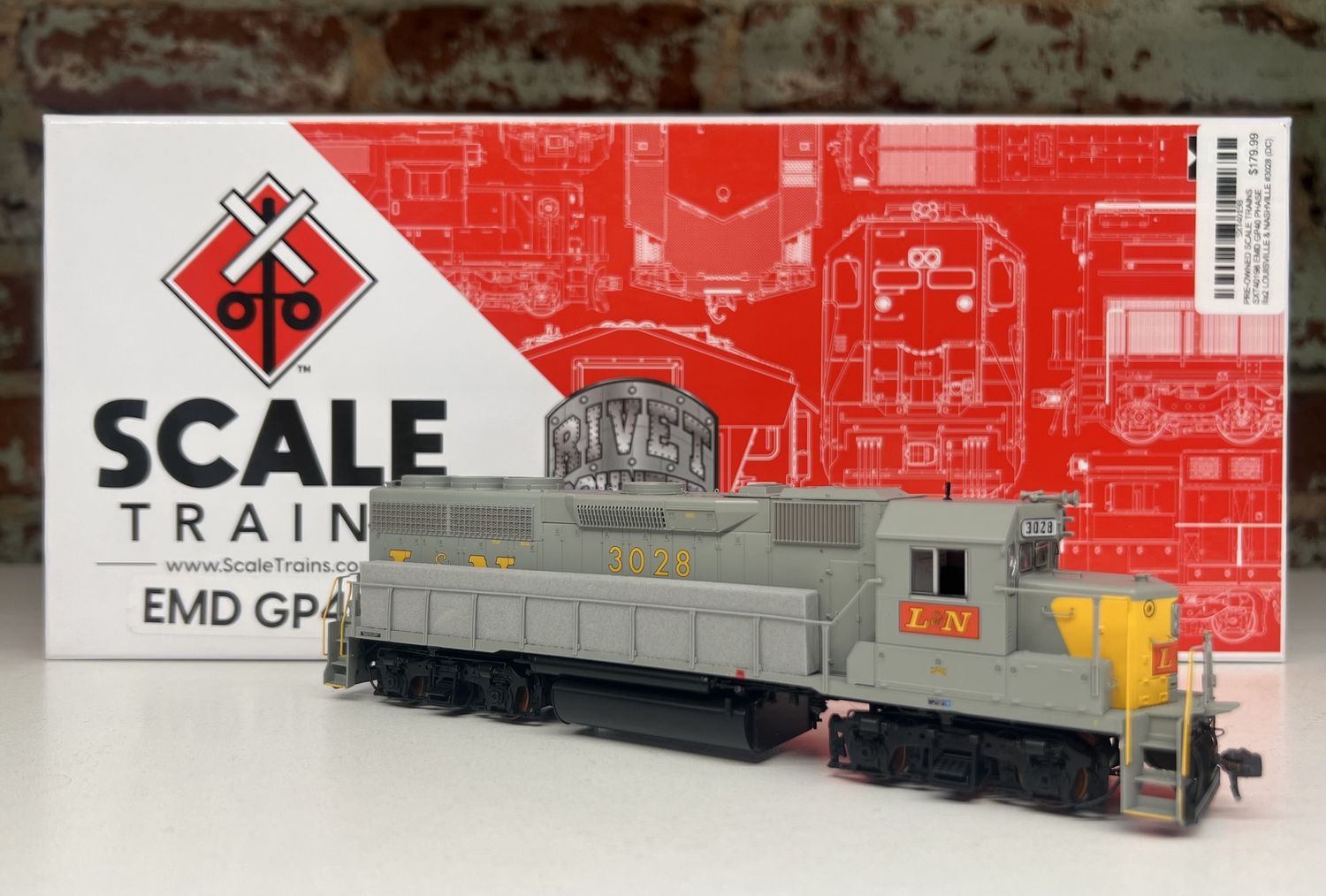 PRE-OWNED SCALE TRAINS SXT40198 EMD GP40 PHASE IIa2 LOUISVILLE &amp; NASHVILLE #3028 (DC)
