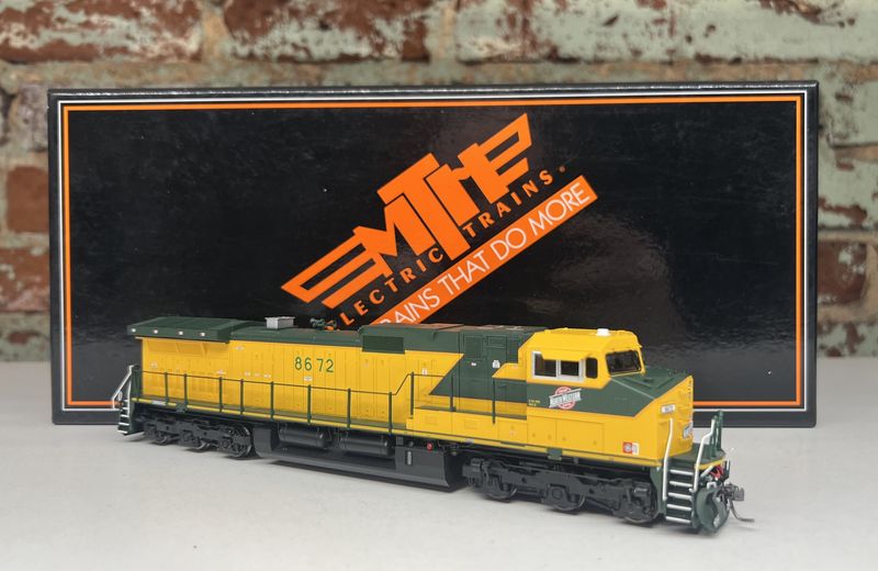 PRE-OWNED MTH 80-2295-0 DASH-9 CHICAGO NORTH WESTERN #8672 (DCCN-SND)