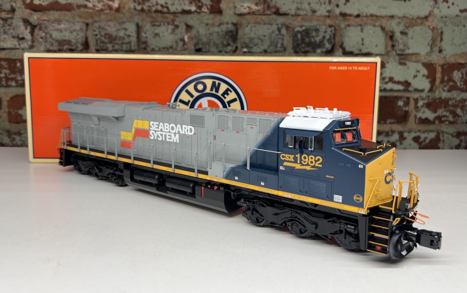 Pre-Owned, Like New LIONEL 2433861 - CSX LEGACY ES44AC #1982 (SBD)
