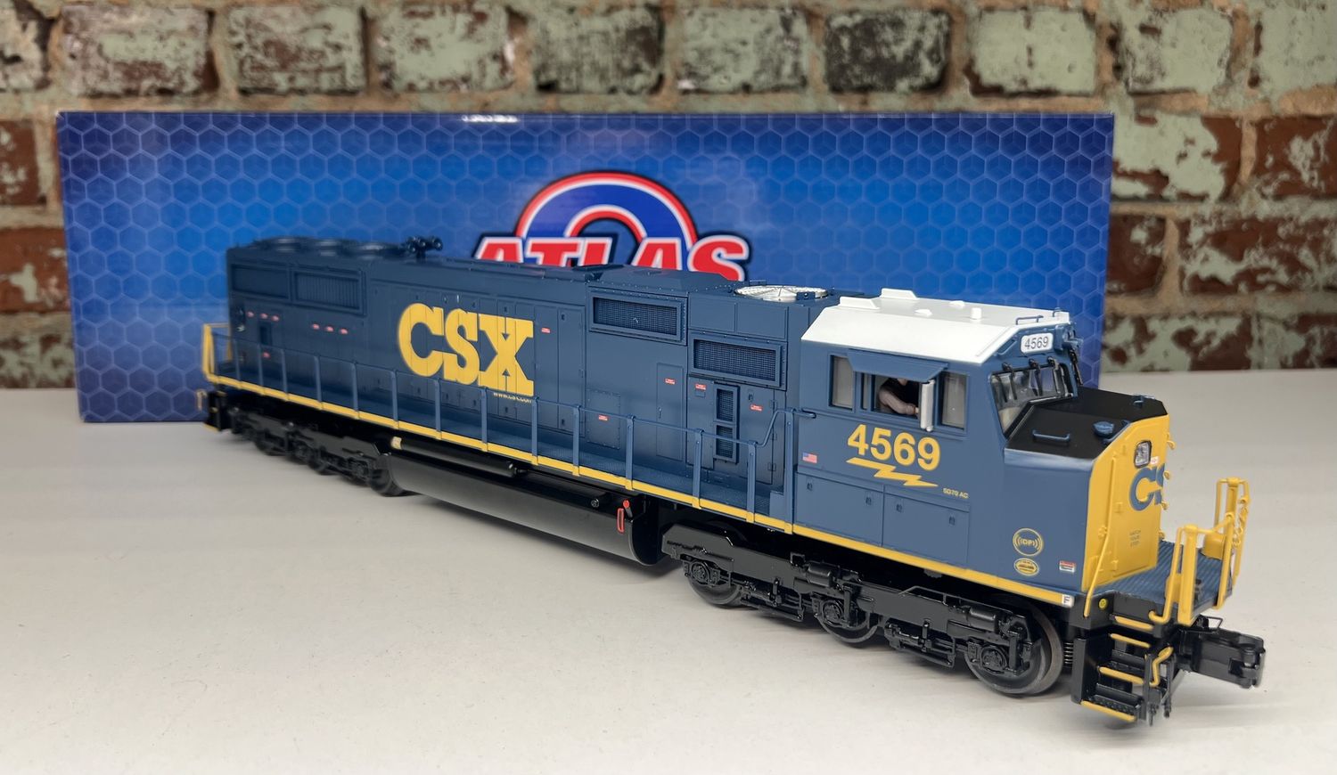 PRE-OWNED Atlas O 30138204 - Premier - SD70MAC Diesel Locomotive "CSX" #4569 w/ PS3